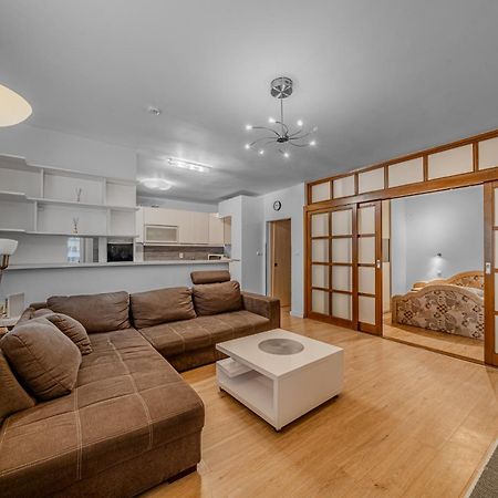 Huge Apartment Next To Train Station Close To The City Center Bratislava Exteriör bild
