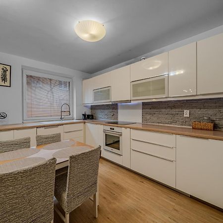 Huge Apartment Next To Train Station Close To The City Center Bratislava Exteriör bild
