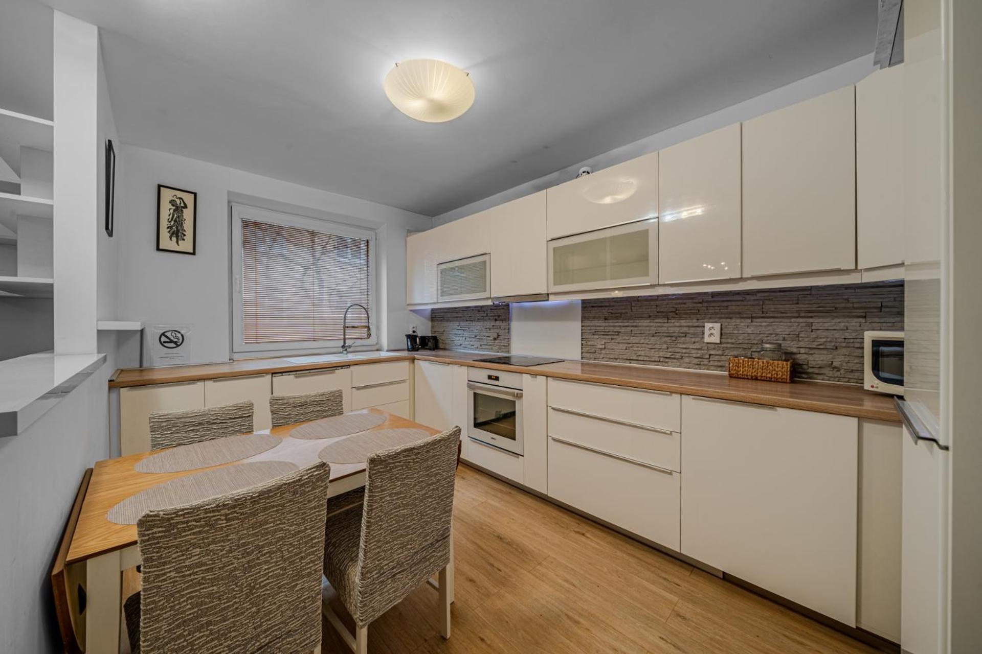 Huge Apartment Next To Train Station Close To The City Center Bratislava Exteriör bild