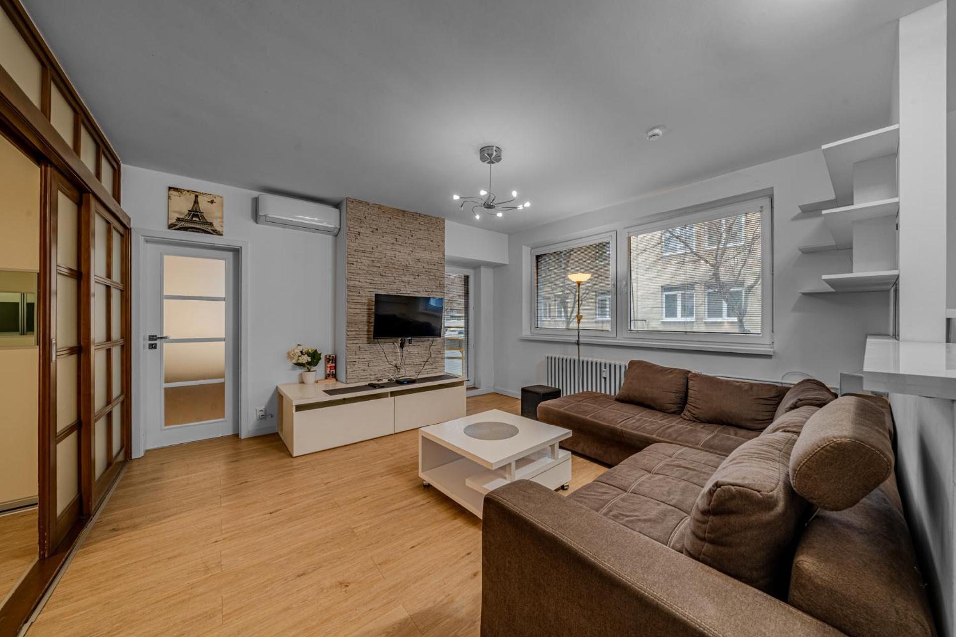 Huge Apartment Next To Train Station Close To The City Center Bratislava Exteriör bild